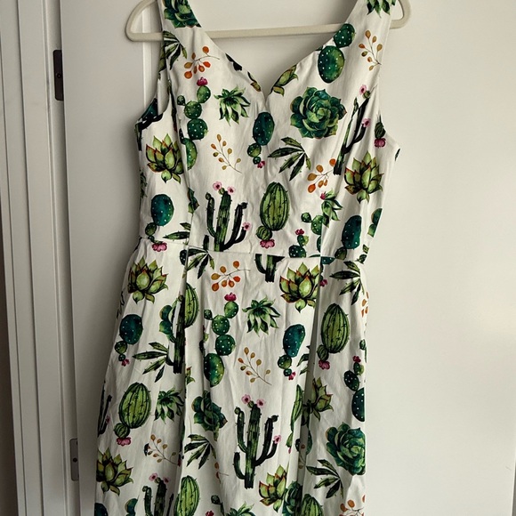 H&M White and Green Sleeveless V-Neck Sundress - Picture 1 of 3
